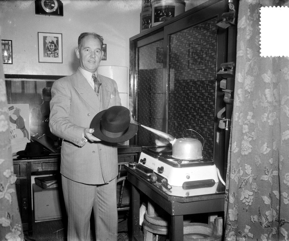 Jan (van) Pul uit Amsterdam 40 jaar hoedendokter, Bestanddeelnr 905-3355