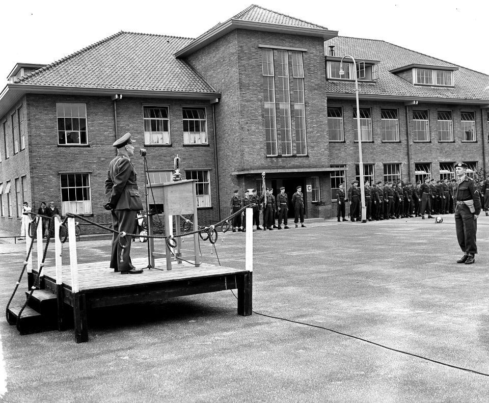 Jan van Schaffelaar kazerne Ermelo, bevordering sergeants tot vaandrigt, Bestanddeelnr 906-7424