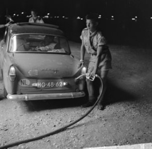 Jamboree 1963 te Marathon Griekenland Dafje wordt getankt door padvinder alles , Bestanddeelnr 915-4298