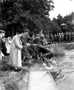 Jan van Schaffelaar kazerne Ermelo, bevordering sergeants tot vaandrigt, Bestanddeelnr 906-7423