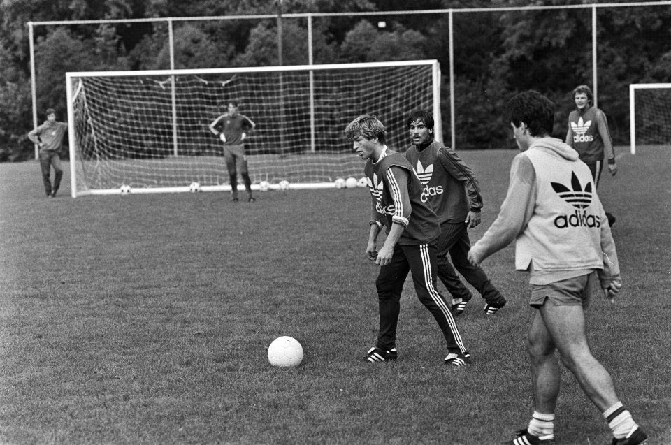 Jan Peters (20) in actie spelers tijdens de training, Bestanddeelnr 931-0202