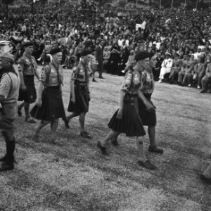 Jamboree 1963 te Marathon Griekenland Binnenkomst padvinders op veld voor openi, Bestanddeelnr 915-4268