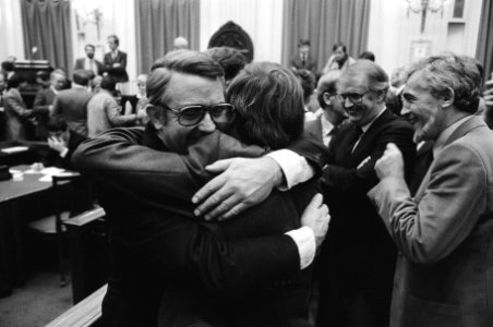Jan Nico Scholten (CDA) wordt omhelsd door Relus ter Beek (PVDA), rechts Meijer , Bestanddeelnr 932-3970