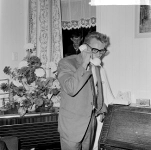 Jan Janssen (wereldkampioen) in woonplaats Ossendrecht, Jan Janssen bij telefoon, Bestanddeelnr 916-8526