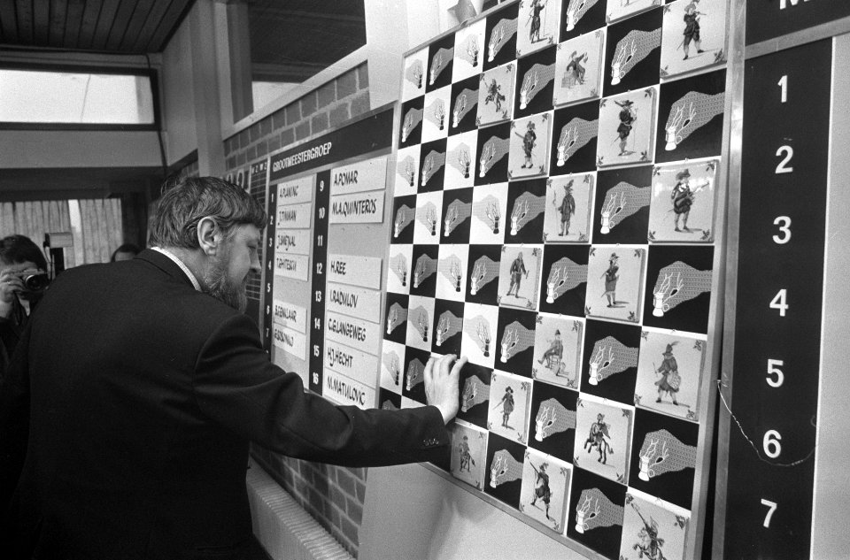 Jan Hein Donner tijdens loting, Bestanddeelnr 926-9402
