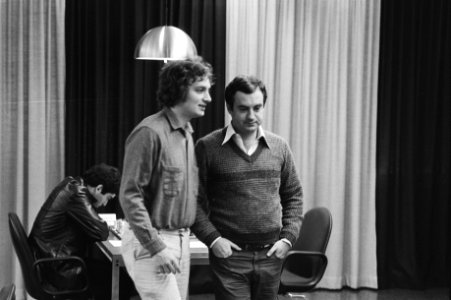 Jan Timman (midden) in gesprek met Genna Sosonko (rechts), zittend aan tafel Gar, Bestanddeelnr 931-7206
