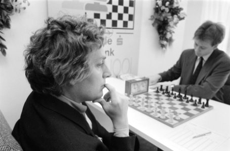 Jan Timman (l) tegen J. Hjartarson, Bestanddeelnr 934-4265