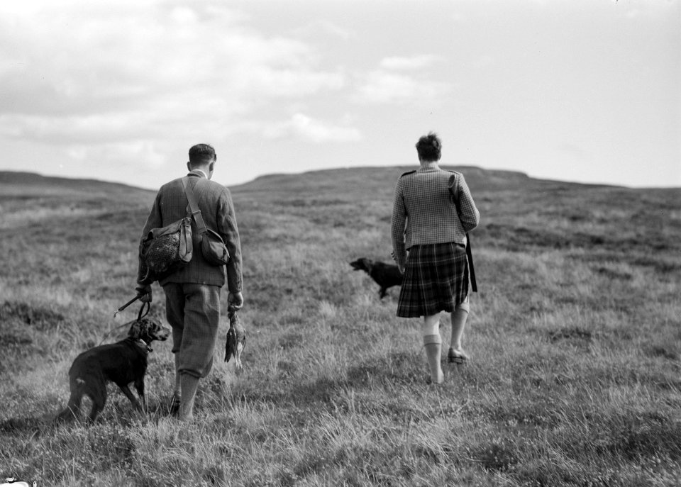 Jagers op Skye met honden en een prooi, Bestanddeelnr 254-2796