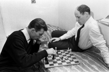 Jan Mulder (links) en Gerard 'Pummie' Bergholtz bij Anderlecht, spelen een spell, Bestanddeelnr 918-7767