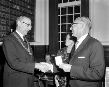 Jan Mens kreeg zilveren medaille van stad Amsterdam voor zijn miljoenste exempla, Bestanddeelnr 914-3192