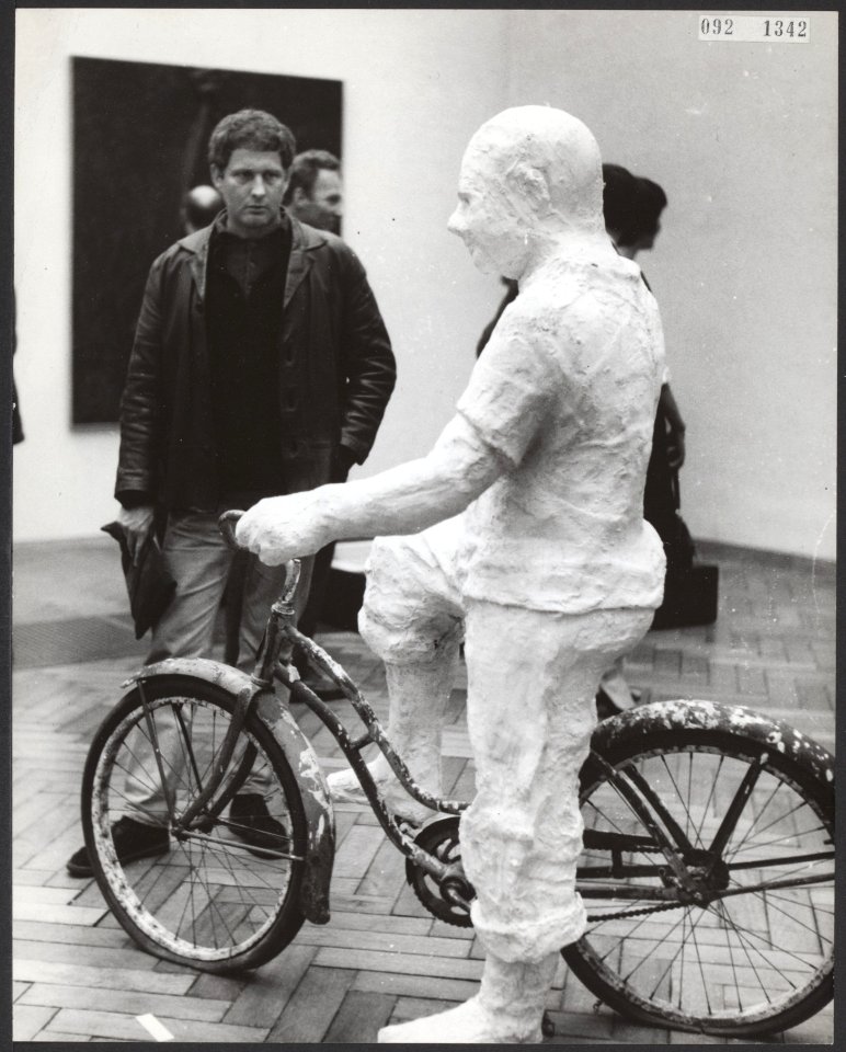 Jan Wolkers bij het beeld Man on a bicycle van de American Pop Art kunstenaar Ge, Bestanddeelnr 092-1342