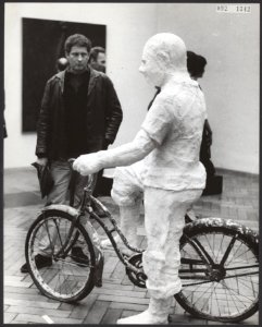Jan Wolkers bij het beeld Man on a bicycle van de American Pop Art kunstenaar Ge, Bestanddeelnr 092-1342