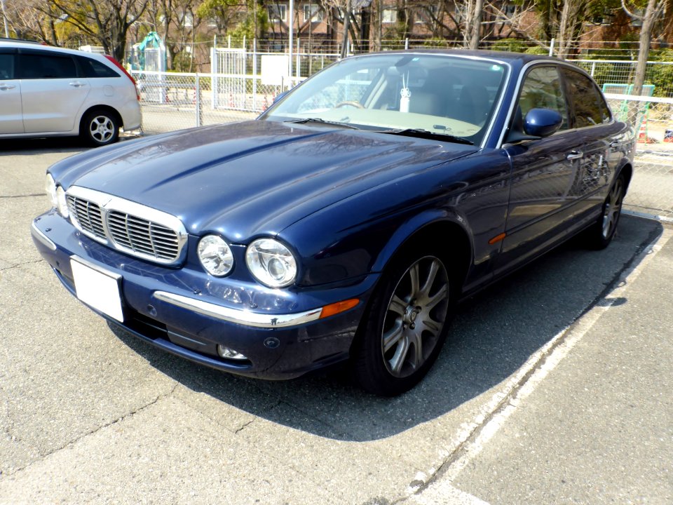 Jaguar XJ (X350) front