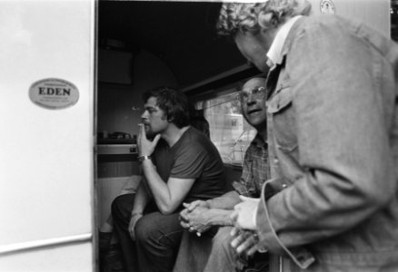 Jan Schaefer kijkt in een caravan naar de uitslagen, Bestanddeelnr 929-7504