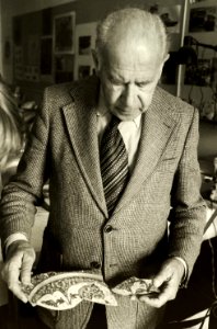 Jan Schimmer met het Moors-Spaanse majolicabord dat bij de opgravingen in het Brinkmanncomplex werd gevonden. NL-HlmNHA 54046027