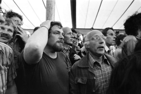 Jan Schaefer en gewestvoorzitter Poppe in de PvdA-tent in Amsterdam, Bestanddeelnr 929-7500