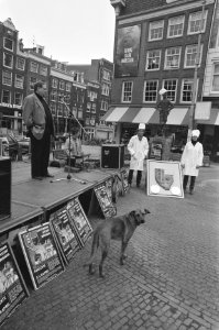 Jan Schaefer geeft startstein voor straatcollecte Amsterdam steunt Managua op , Bestanddeelnr 934-2228