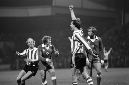 Jan Poortvliet (2e van rechts) heeft een doelpunt gescoord, Ruud Geels (links) e, Bestanddeelnr 931-7620