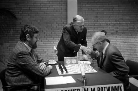 Jan Hein Donner (links) en Botwinnik, Bestanddeelnr 923-4498