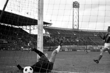 Jan van Beveren (keeper PSV) op de grond, Gerrie Deijkers (DWS) heeft gelijkmake, Bestanddeelnr 925-5976