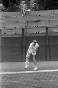 Jan Hajer (foto) speelt tegen Tom Okker, Bestanddeelnr 921-5929