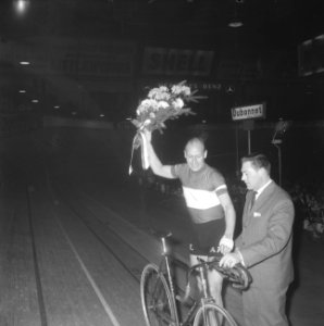 Jan Derksen bij afscheid op zesdaagse te Brussel, Bestanddeelnr 915-7653