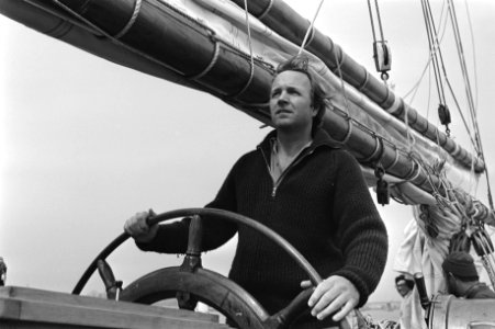 Jan Terlouw voer mee op de driemaster Elisabeth Smit van A'dam naar Muiden i.v.m. verkiezingscampagne, Terlouw aan roer, Bestanddeelnr 931-4872