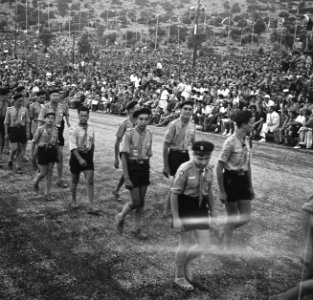 Jamboree 1963 te Marathon Griekenland Binnenkomst padvinders op veld voor openi, Bestanddeelnr 915-4267