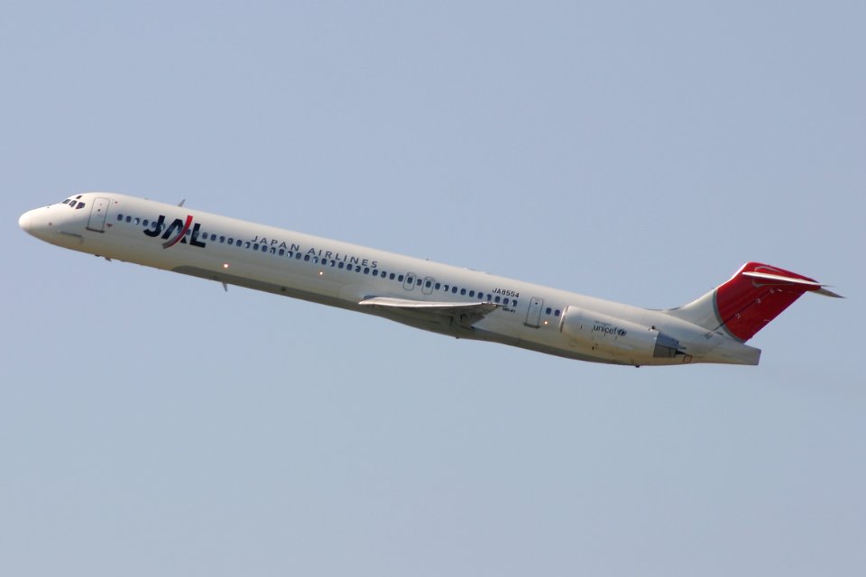 JapanAirlines MD-81 fukuoka 20041023103320