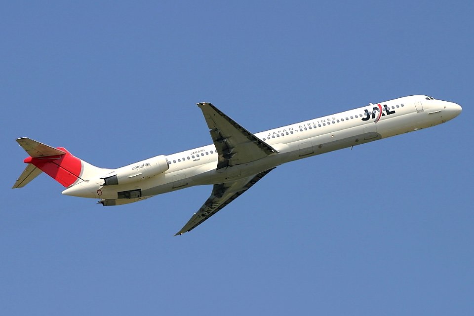 JapanAirlines MD-81 fukuoka 20040811134312