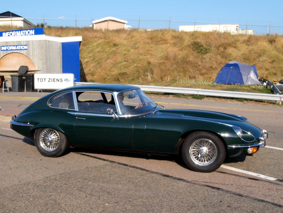 Jaguar E-Type V12 2+2 dutch licence registration 51-MV-42 pic1