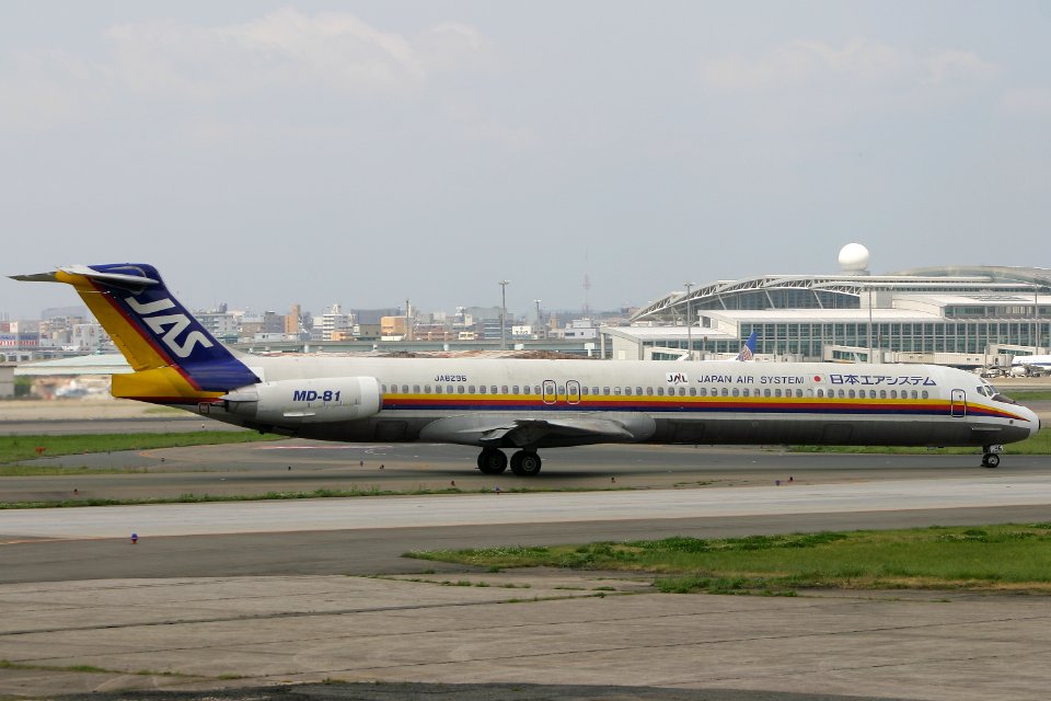 JapanAirSystem MD-81 fukuoka 20050429112202