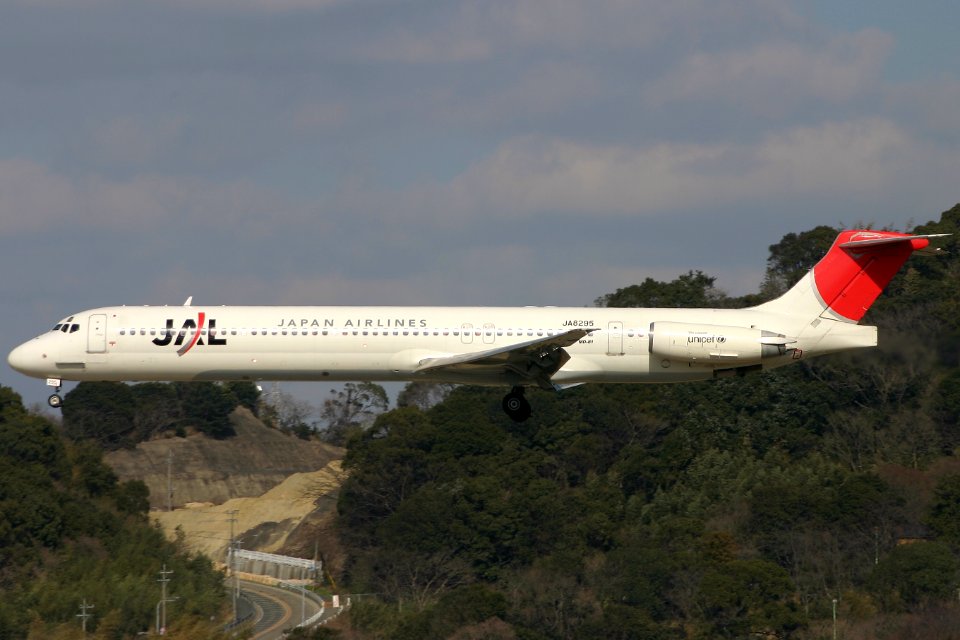 JapanAirlines MD-81 fukuoka 20050314152922