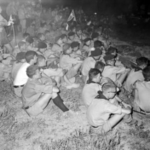 Jamboree 1963 te Marathon Griekenland. Belangstelling kampvuuravond, Bestanddeelnr 915-4248