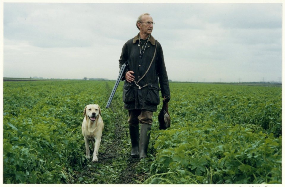 Jager Dick Groot met zijn golden retriever in de Spaarndamse Inlaagpolder bij de opening van het jachtseizoen. NL-HlmNHA 54037114