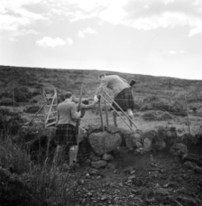 Jagers helpen een vrouw met een opstapje tijdens de jacht op Skye, Bestanddeelnr 254-2849