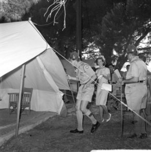 Jamboree 1963 te Marathon Griekenland Bij zijn eigen tent waarin hij de jambore, Bestanddeelnr 915-4231