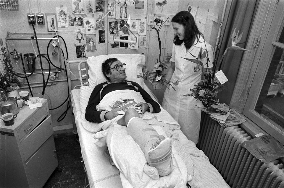 Jan Blaaser op bed in het Binnengasthuis met een gebroken been, Bestanddeelnr 930-7461