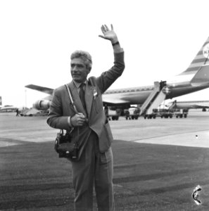 Jan Boon (cineast en bergbeklimmer) van Schiphol vertrokken naar Amerika, Jan Bo, Bestanddeelnr 917-8414