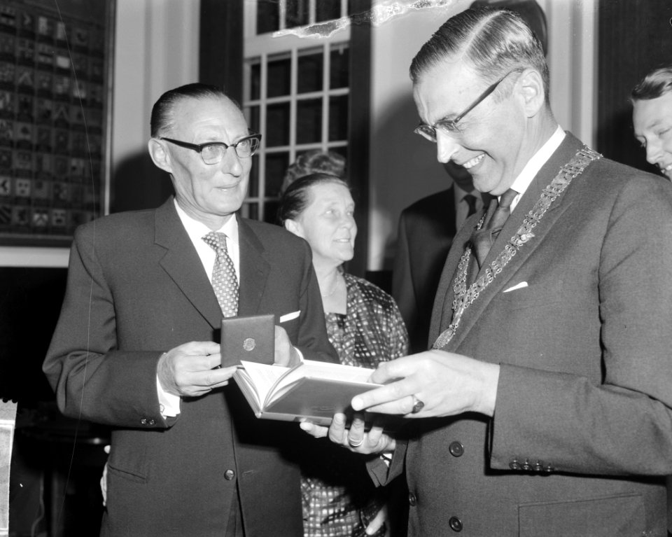 Jan Mens kreeg zilveren medaille van stad Amsterdam voor zijn miljoenste exempla, Bestanddeelnr 914-3191