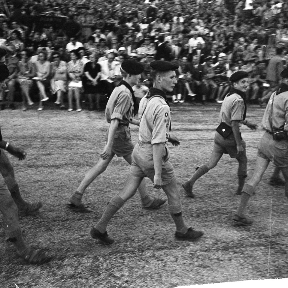 Jamboree 1963 te Marathon Griekenland Binnenkomst padvinders op veld voor openi, Bestanddeelnr 915-4269