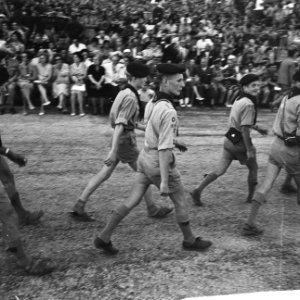 Jamboree 1963 te Marathon Griekenland Binnenkomst padvinders op veld voor openi, Bestanddeelnr 915-4269