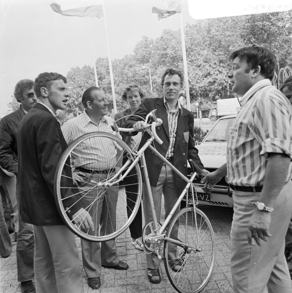 Jan Krekels met fiets voor Tour de France , rechts ploegleider Ton Vissers, Bestanddeelnr 926-5160