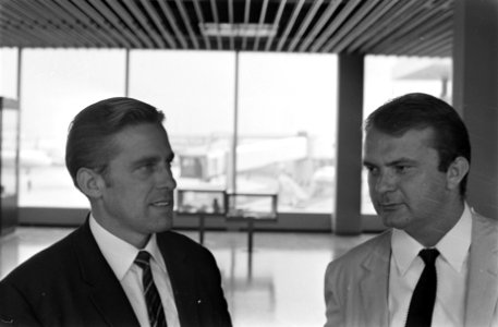 Jan Kloek (links) en Ben Elkenbout op Schiphol, Bestanddeelnr 921-5779