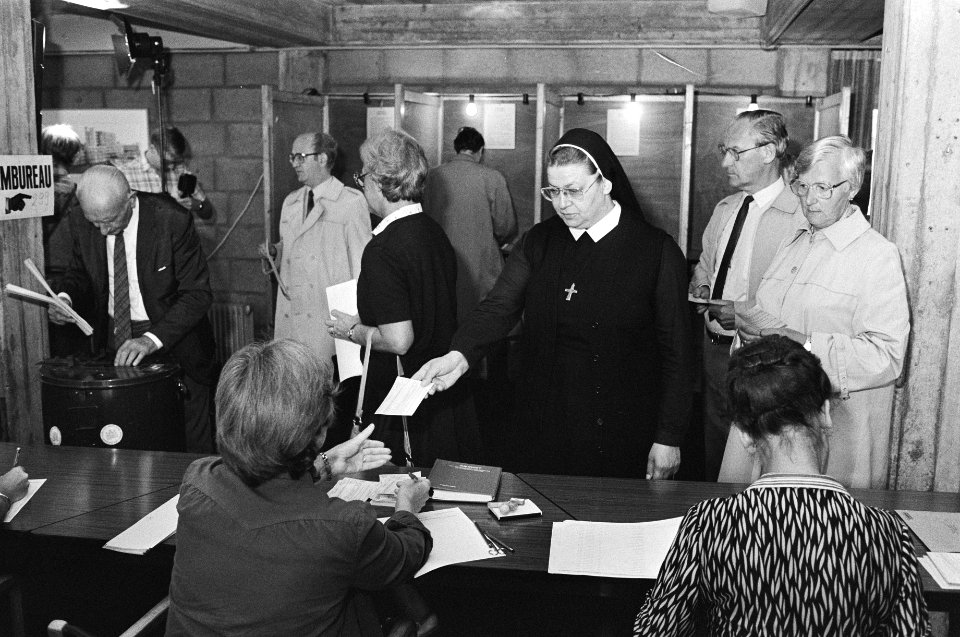 Kiezers in een stembureau in Amsterdam, Bestanddeelnr 932-3162