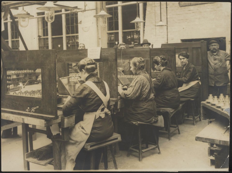 Kijkje in een Duitsch vuurwerklaboratorium. De verschillende werkverrichtingen b, Bestanddeelnr 158-1909