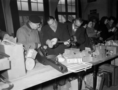 Kijkdag KLM veiling in Uithoorn van gevonden voorwerp, Bestanddeelnr 906-9804