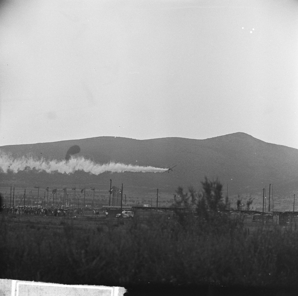 Jamboree 1963 te Marathon Griekenland DDT-vliegtuig dat om de dag het kamp besp, Bestanddeelnr 915-4433