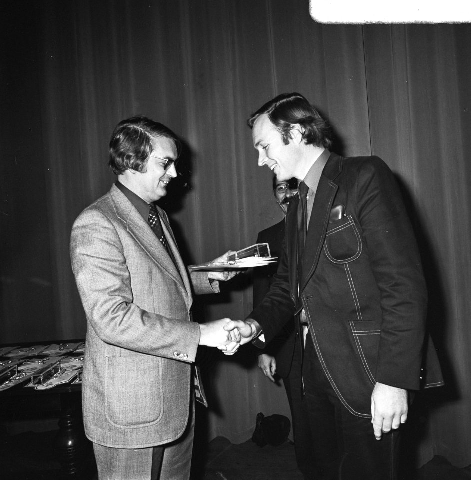 Jan Terlouw (rechts) ontvangt zijn onderscheiding uit handen van de staatssecret, Bestanddeelnr 926-7872