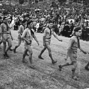 Jamboree 1963 te Marathon Griekenland Binnenkomst padvinders op veld voor openi, Bestanddeelnr 915-4272